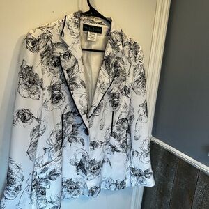 Vintage Harve Benard Black and White Floral Blazer. Size Large.
